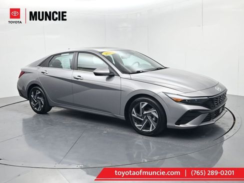 Used 2025 Hyundai Elantra SEL FWD image 1