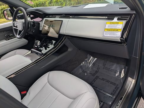 New 2025 Land Rover Range Rover Sport SE image 29