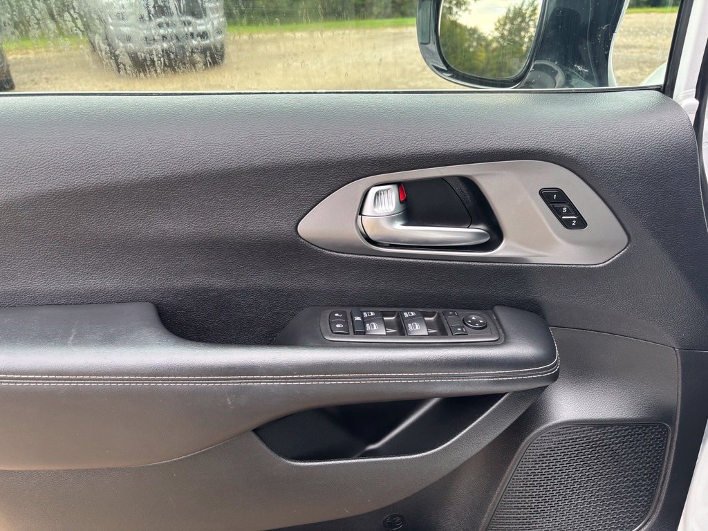Used 2025 Chrysler Pacifica Select FWD image 11