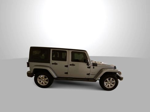 Used 2017 Jeep Wrangler Unlimited Sahara w/ Max Tow Package AWD/4WD image 9