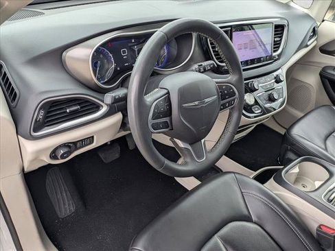 Used 2023 Chrysler Pacifica Touring-L FWD image 10