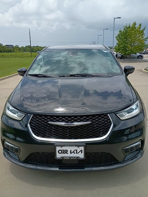 Used 2024 Chrysler Pacifica Limited FWD image 2