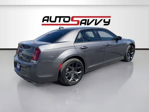 Used 2022 Chrysler 300 Touring w/ Sport Appearance Package image 7