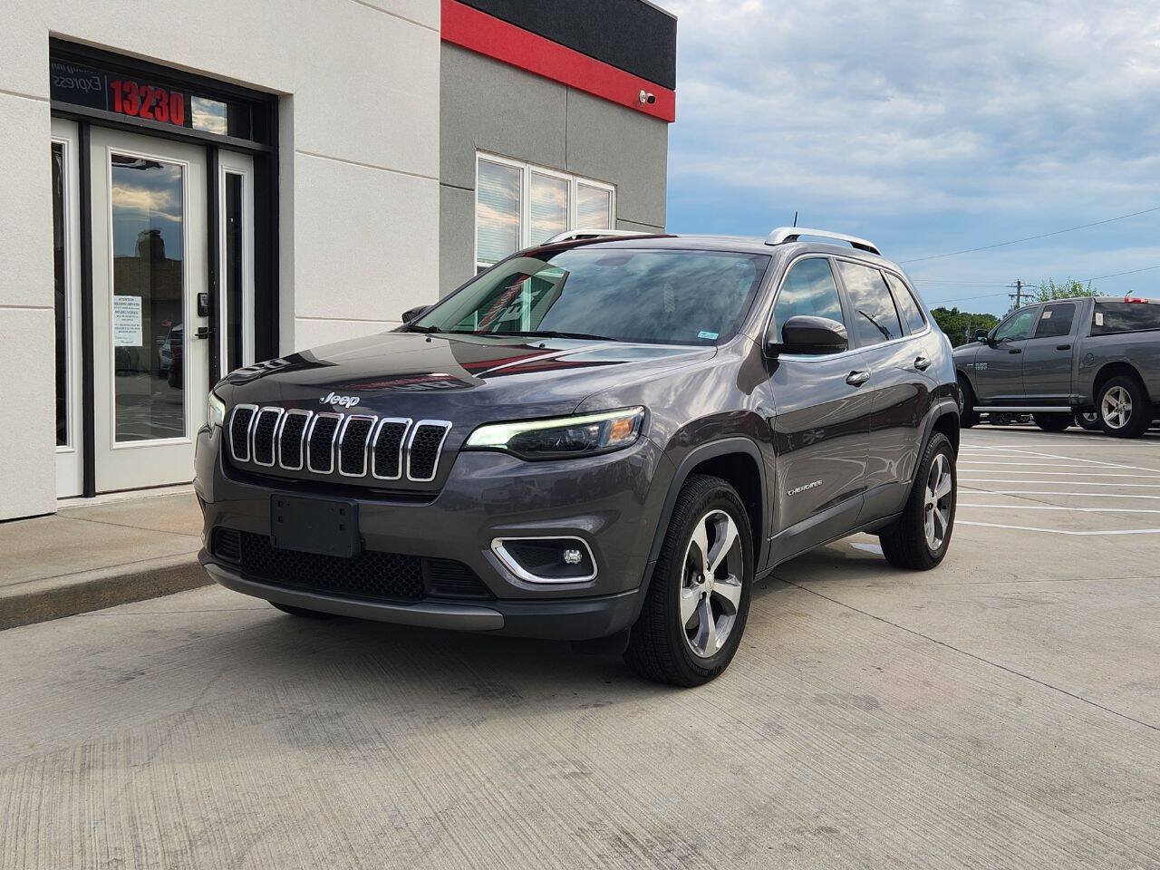 Used 2019 Jeep Cherokee Limited AWD/4WD image 2
