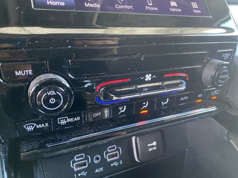 Used 2023 Jeep Grand Cherokee L Laredo RWD image 16