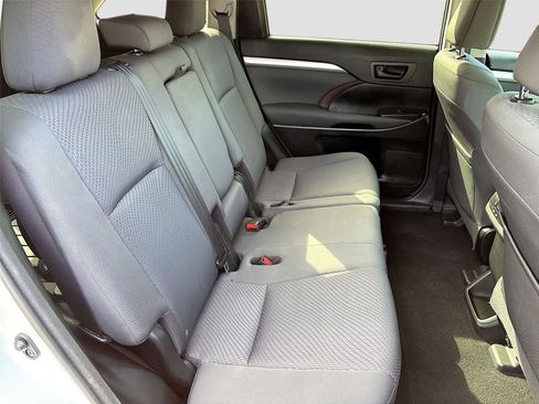 Used 2016 Toyota Highlander LE image 29
