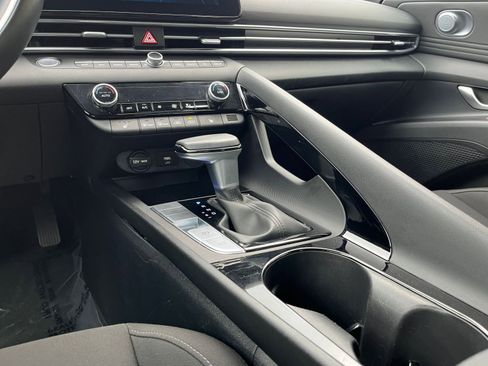 Used 2025 Hyundai Elantra SEL image 39