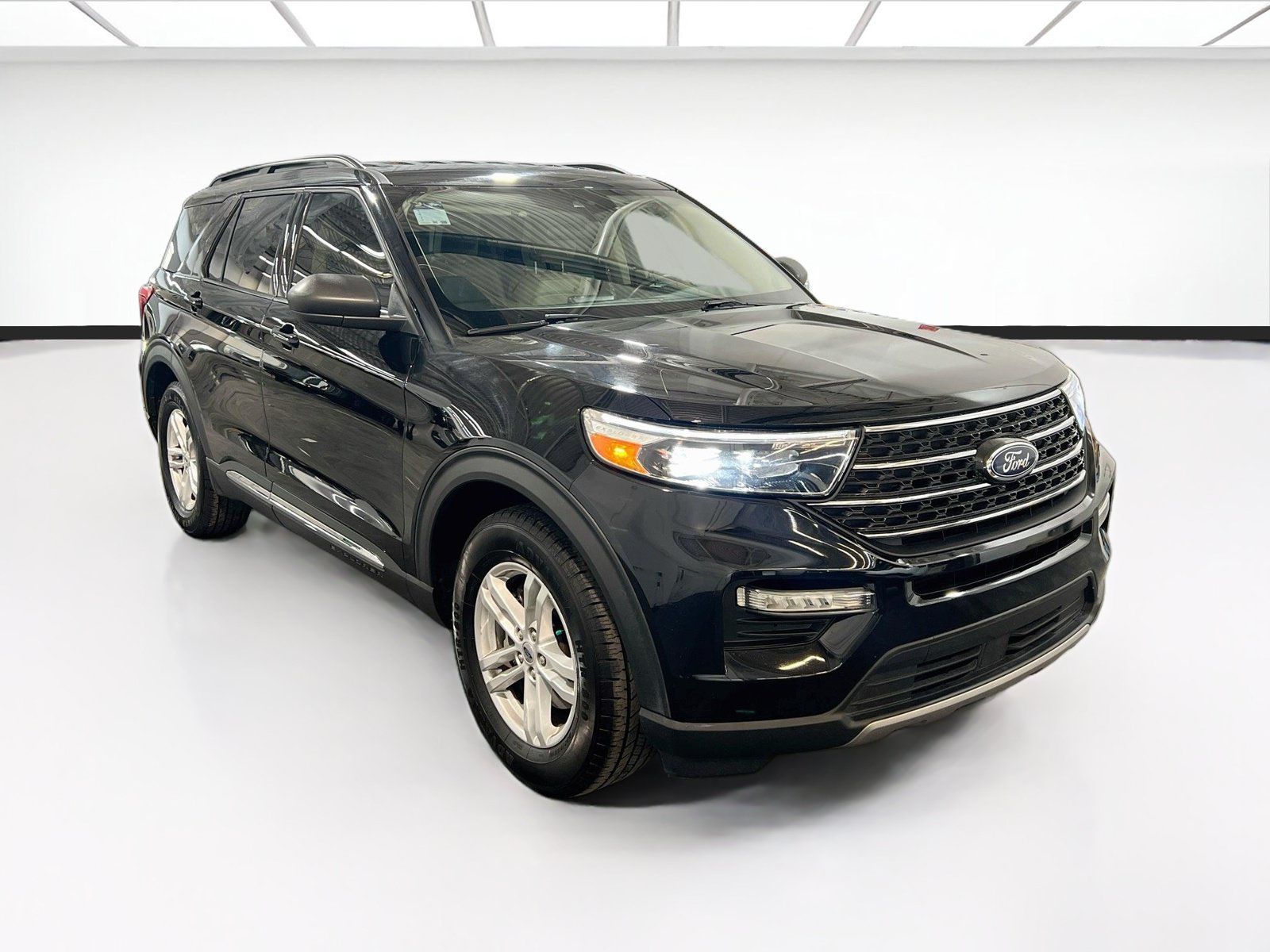 Used 2024 Ford Explorer XLT w/ Equipment Group 202A RWD image 3