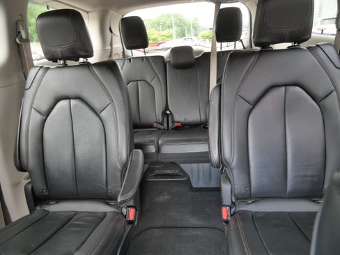 Used 2018 Chrysler Pacifica Touring-L Plus FWD image 13
