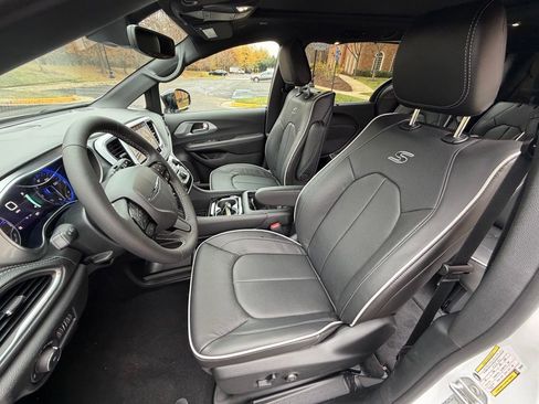 New 2026 Chrysler Pacifica Limited w/ Uconnect Theater Family Group image 16