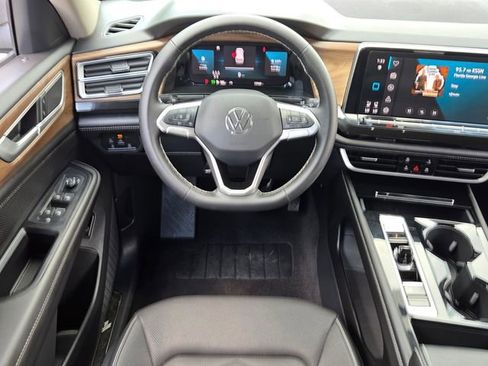 Used 2025 Volkswagen Atlas SE FWD image 12
