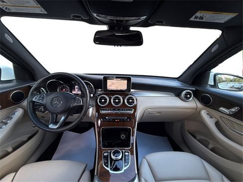 Used 2018 Mercedes-Benz GLC 300 4MATIC w/ Premium Package image 30