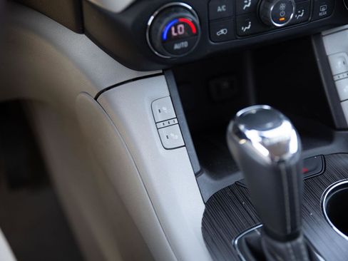Used 2018 GMC Acadia SLT AWD/4WD image 16