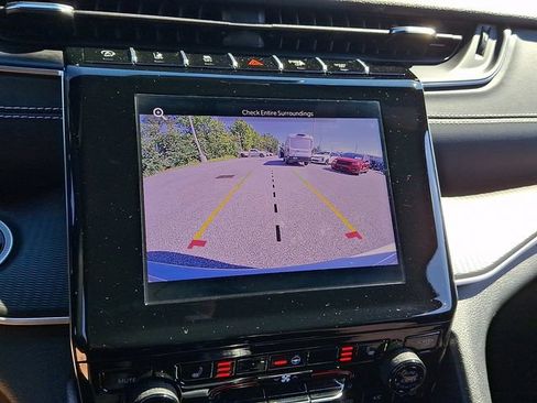Used 2025 Jeep Grand Cherokee Altitude AWD/4WD image 18