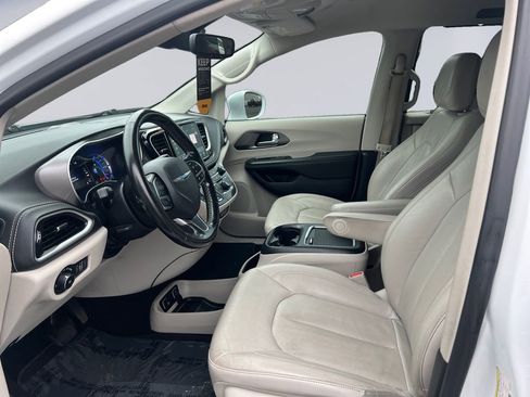 Certified 2021 Chrysler Pacifica Touring-L image 10
