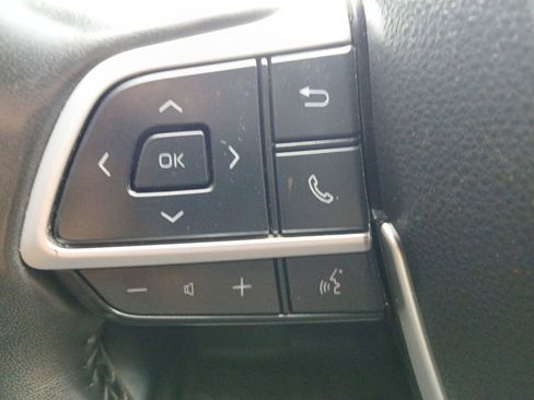 Used 2022 Toyota Highlander XLE FWD image 11
