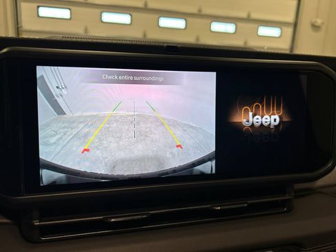 Used 2025 Jeep Wrangler Unlimited Sahara w/ Safety Group AWD/4WD image 22
