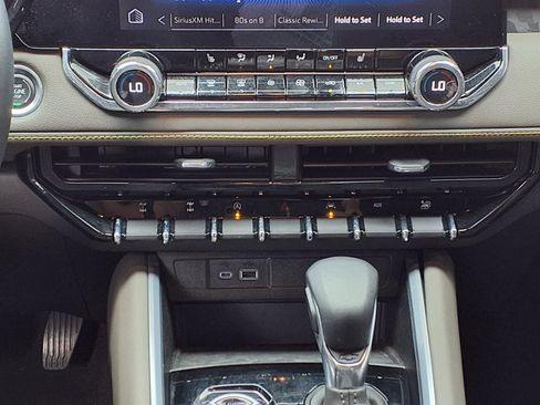 Used 2024 Chevrolet Colorado ZR2 w/ Technology Package image 33