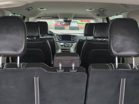 Used 2024 Chrysler Pacifica Touring-L FWD image 7