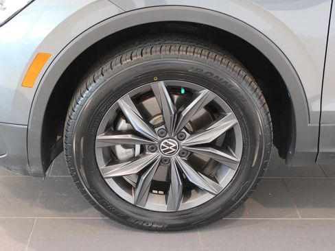 Used 2022 Volkswagen Tiguan SE w/ Panoramic Sunroof Package AWD/4WD image 28