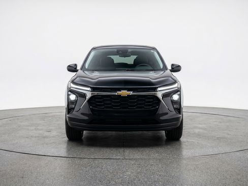Used 2025 Chevrolet Trax LT FWD image 2