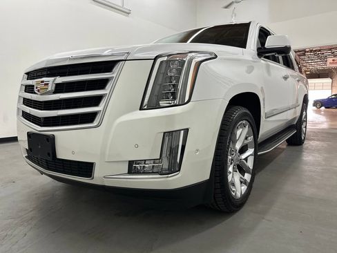 Used 2017 Cadillac Escalade ESV Luxury AWD/4WD image 24
