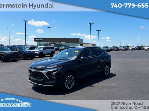 Used 2025 Chevrolet Trax LT FWD image 3