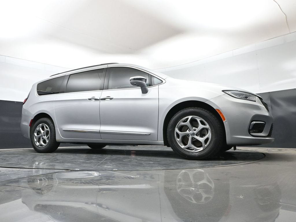 Used 2022 Chrysler Pacifica Limited AWD/4WD image 49
