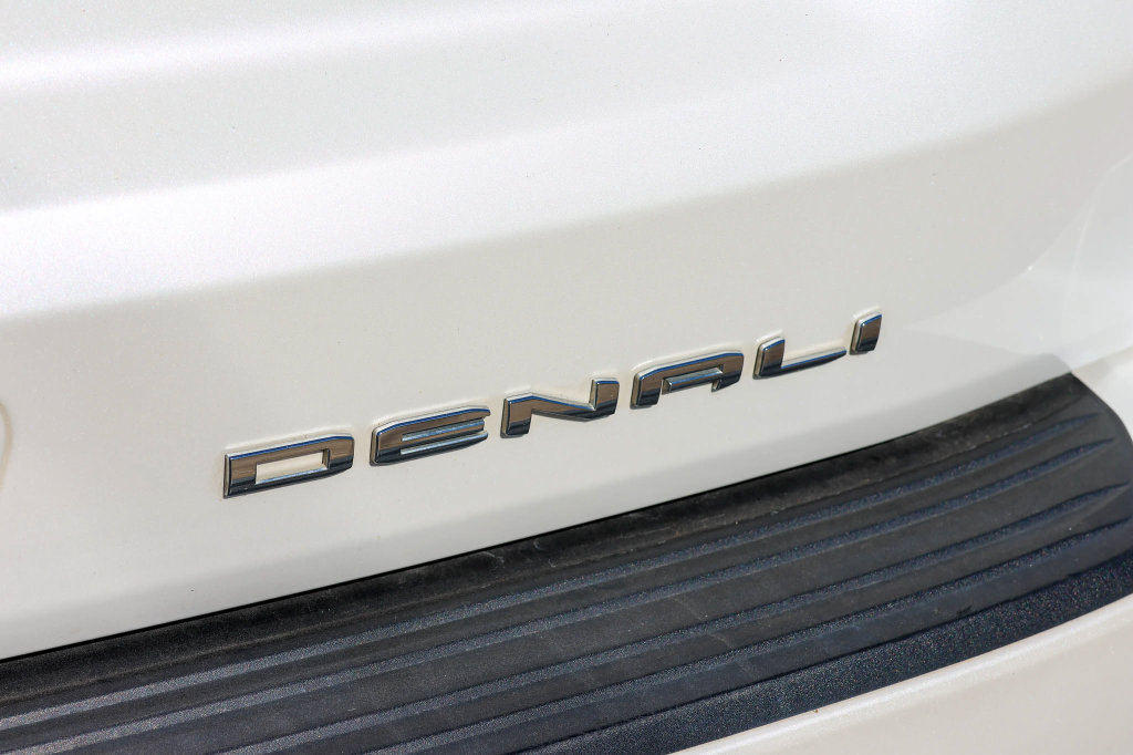 Used 2023 GMC Yukon Denali Ultimate AWD/4WD image 9