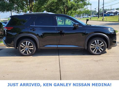 Certified 2025 Nissan Pathfinder Platinum AWD/4WD image 2