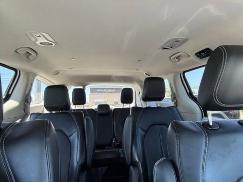Used 2023 Chrysler Pacifica Touring-L FWD image 4