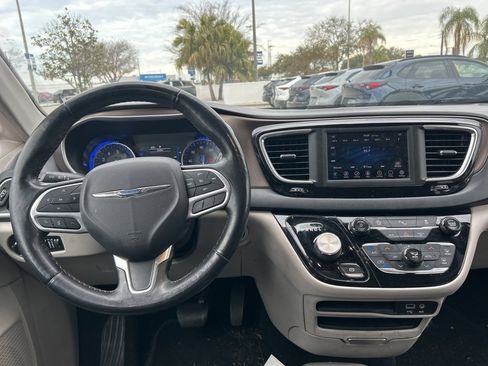 Used 2019 Chrysler Pacifica Touring-L image 15