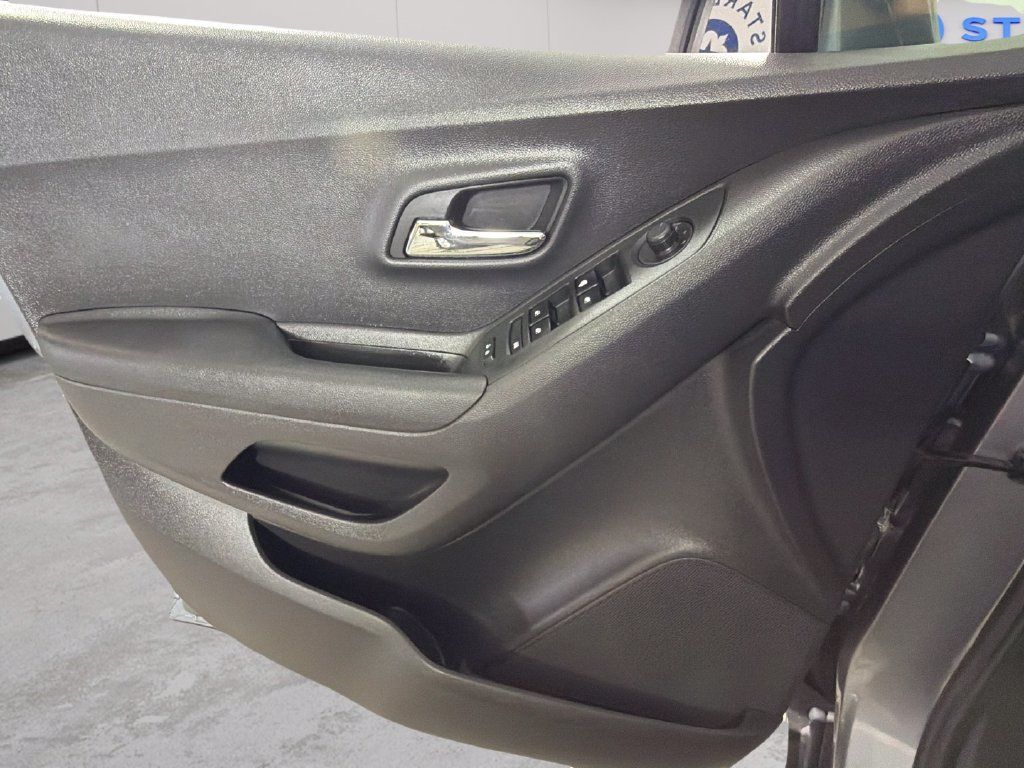 Used 2020 Chevrolet Trax LT w/ LT Convenience Package FWD image 24