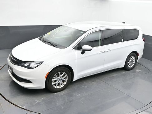 Used 2023 Chrysler Voyager LX image 16
