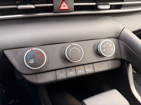 Used 2025 Hyundai Elantra SE FWD image 20