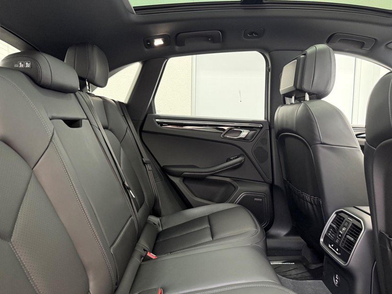 Used 2025 Porsche Macan AWD/4WD image 13