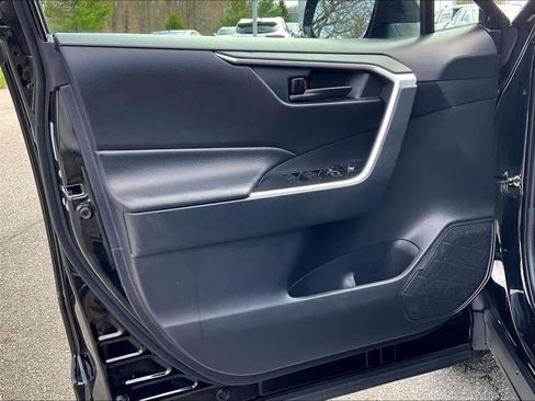 Used 2025 Toyota RAV4 LE AWD/4WD image 9