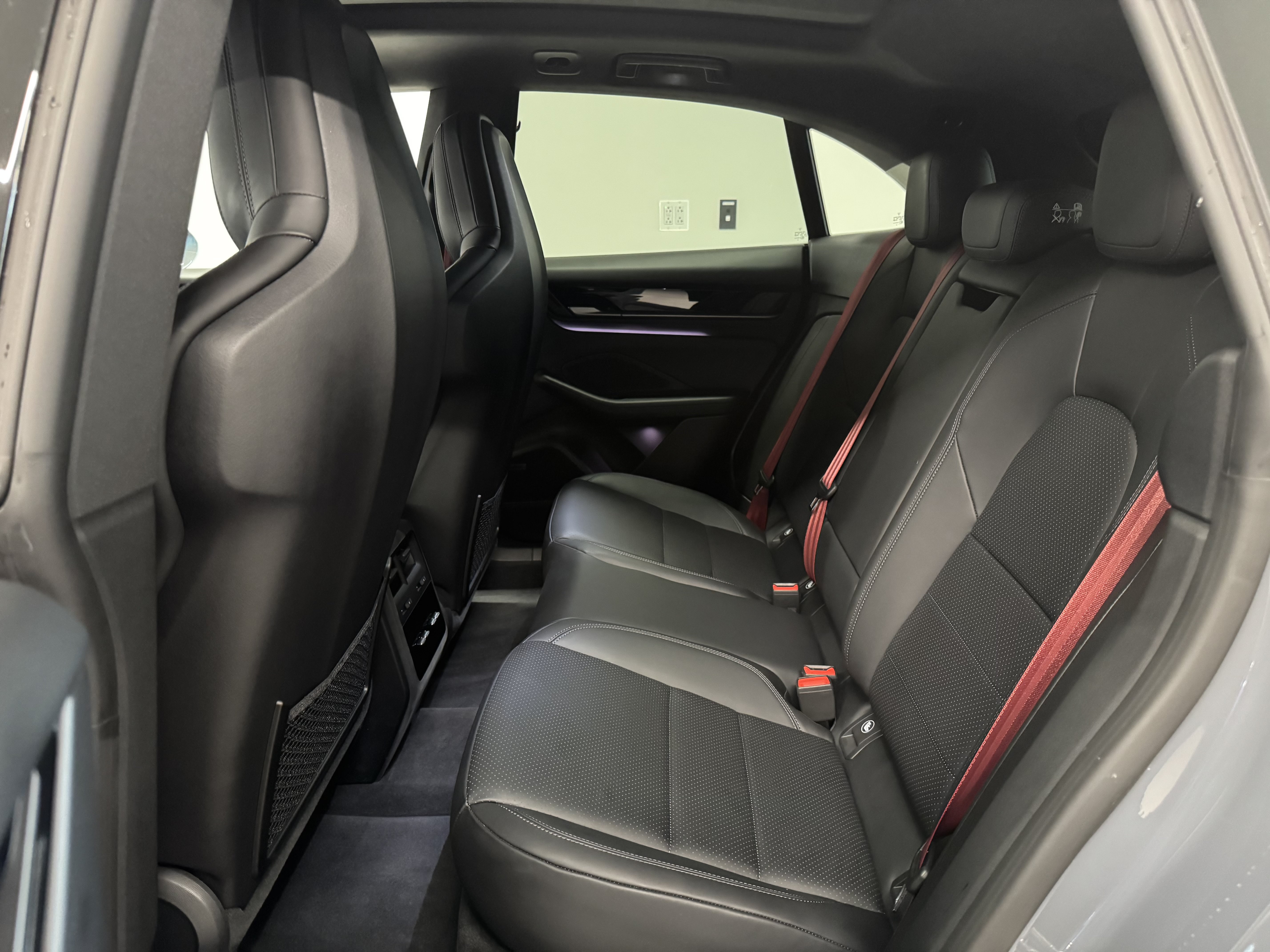 Used 2025 Porsche Macan Electric RWD image 4