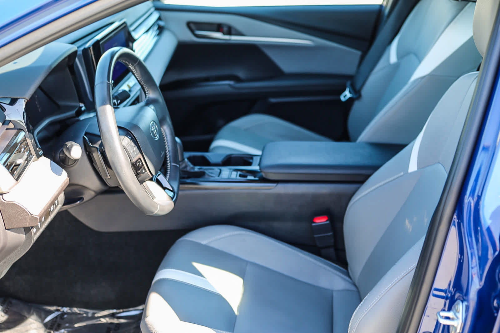 Used 2025 Toyota Camry SE w/ Convenience Package FWD image 17