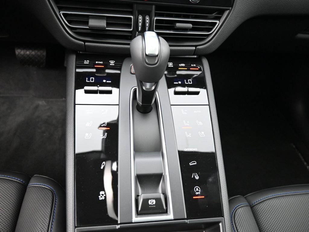 Certified 2025 Porsche Macan AWD/4WD image 19