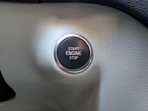 Used 2024 Volvo XC40 B5 Plus image 33