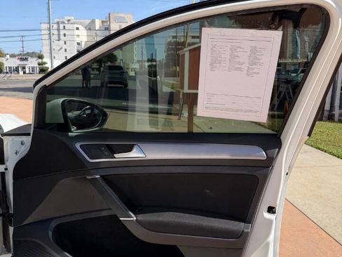 Used 2016 Volkswagen e-Golf SE w/ DC Fast Charging Package image 27