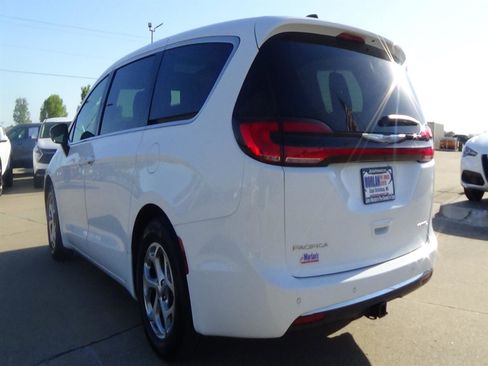 Used 2024 Chrysler Pacifica Limited w/ Trailer Tow Group FWD image 8