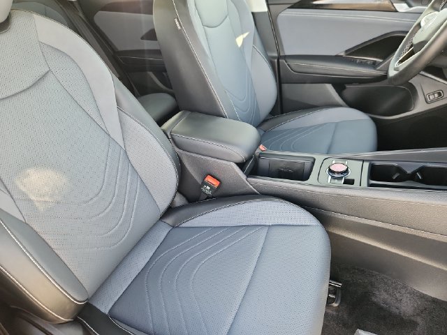 Used 2025 Volkswagen Tiguan SE w/ Panoramic Sunroof Package AWD/4WD image 13