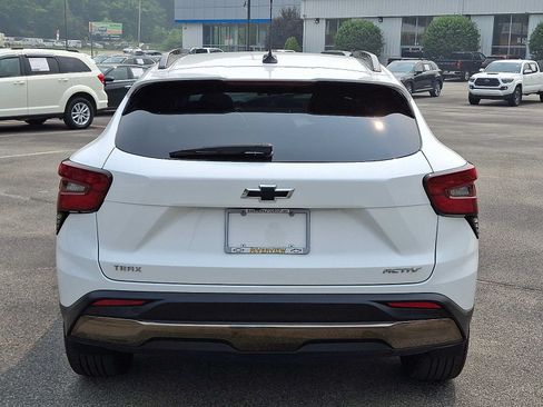 Used 2024 Chevrolet Trax ACTIV w/ Sunroof Package FWD image 5