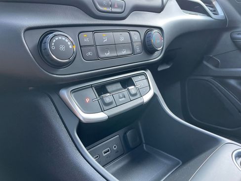 Used 2024 GMC Terrain SLE image 40