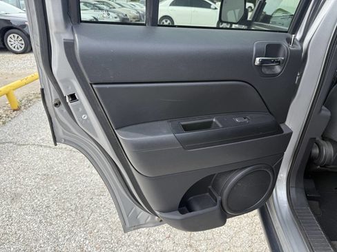 Used 2016 Jeep Patriot Latitude AWD/4WD image 5