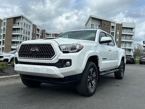 Used 2019 Toyota Tacoma TRD Sport image 4