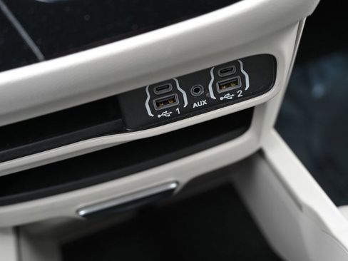 Used 2023 Chrysler Pacifica Touring-L image 27