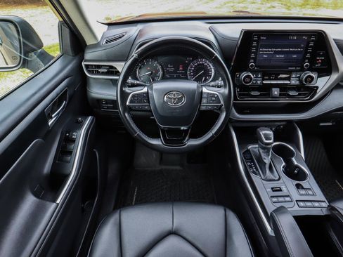 Used 2020 Toyota Highlander XLE image 29